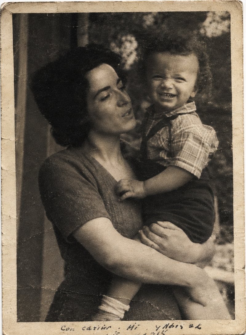 La misma foto familiar antes de restaurar: descolorida, con pliegues y bordes gastados